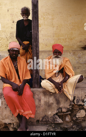 Devoti indù indossando il tradizionale abbigliamento arancione in Rameswaram nello stato di Tamil Nadu India del Sud Foto Stock