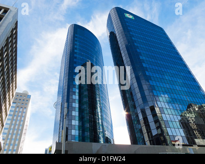 Edifici alti in città di Auckland. Visto dal Queen St. post moderna architettura. Isola del nord, Nuova Zelanda Foto Stock