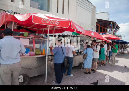 Chioschi traboccante di delizie locali sulle strade di Playa Del Carmen, Messico. Foto Stock