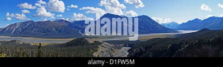 Snellisce il panorama sul fiume, Parco Nazionale Kluane, Yukon Terr. Canada Foto Stock