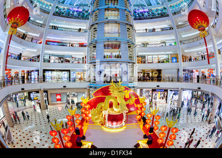 Interno di un moderno complesso di shopping ai piedi delle Torri Petronas, Kuala Lumpur, Malesia, Asia sud-orientale, Asia Foto Stock