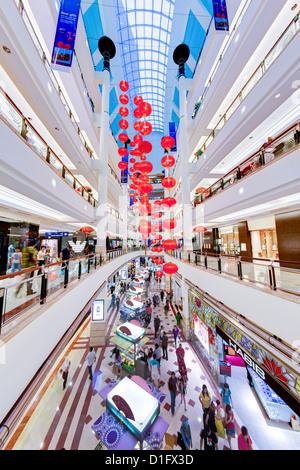 Interno di un moderno complesso di shopping ai piedi delle Torri Petronas, Kuala Lumpur, Malesia, Asia sud-orientale, Asia Foto Stock