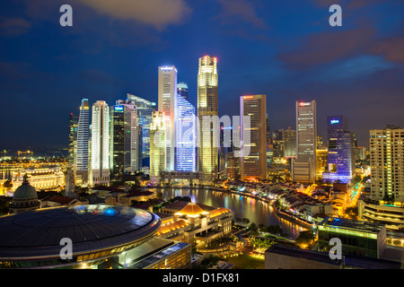 Skyline e il quartiere finanziario al crepuscolo, Singapore, Sud-est asiatico, in Asia Foto Stock