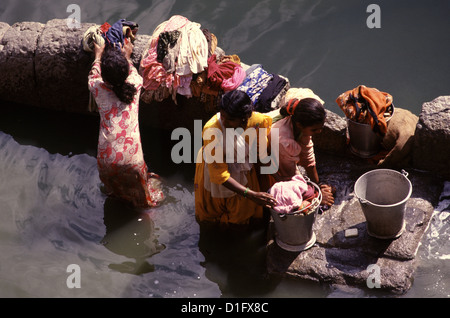 Le donne lavano il bucato alla riva del lago di Agastya (Ththa) in Badami situato nel distretto di Bagalkot di Karnataka, India Foto Stock