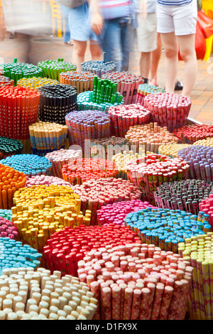 Decorative colorate bacchette per la vendita come souvenir ai turisti nel mercato di Chinatown, Temple Street, Singapore, Sud-est asiatico Foto Stock