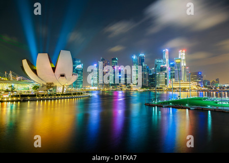 Arte del Museo della Scienza e dello skyline della città da Marina Bay, Singapore, Sud-est asiatico, in Asia Foto Stock