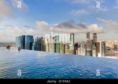 Sands SkyPark piscina infinity sul 57th piano di Marina Bay Sands Hotel, Marina Bay, Singapore, Sud-est asiatico, in Asia Foto Stock
