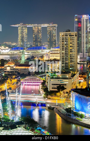 Vista in elevazione sopra il quartiere degli intrattenimenti di Clarke Quay, il Fiume Singapore e dello skyline della città di notte, Singapore Foto Stock