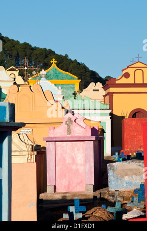 Cimitero di Chichicastenango, Guatemala, America Centrale Foto Stock