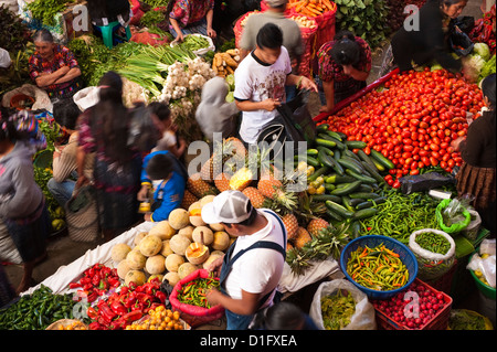 Piscina produrre mercato, Chichicastenango, Guatemala, America Centrale Foto Stock