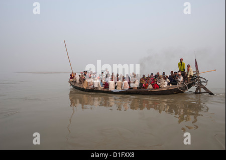 Il traghetto sul Fiume Gange, portando gli abitanti di un villaggio e di una bici a cinghiate a poppa Sonepur, Bihar, in India Foto Stock