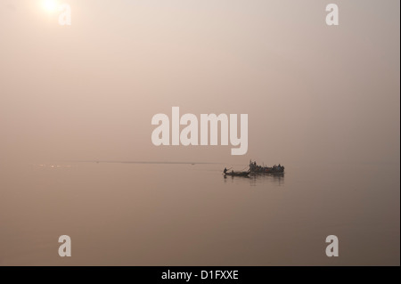 Barche da pesca e traghetto sul Fiume Gange nelle prime ore del mattino, Sonepur, Bihar, in India, Asia Foto Stock