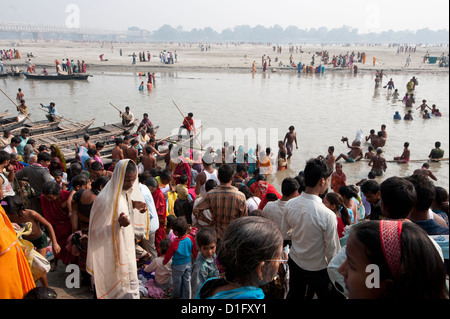 Le persone che attraversano il fiume Gange in mattinata da Patna ad occupato Sonepur fiera del bestiame, Bihar, in India, Asia Foto Stock