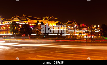 Vecchi edifici di stile moderno e traffico in Cina. Foto Stock