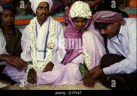 Sposa parenti decorare una sposa la mano durante il indù tradizionale cerimonia di matrimonio in India del Sud Foto Stock