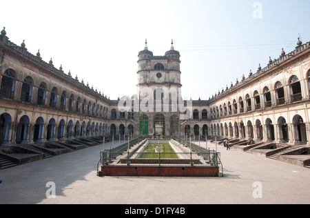 Arcuata di madrasa camere in Hugli Imambara, sulla riva occidentale del fiume Hugli, West Bengal, India, Asia Foto Stock