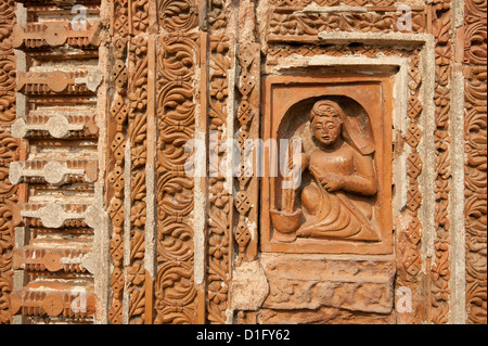 Dettaglio della facciata scolpita del Prataspeswar in terracotta di un tempio, costruito nel 1849, Kalna tempio complesso, West Bengal, India Foto Stock
