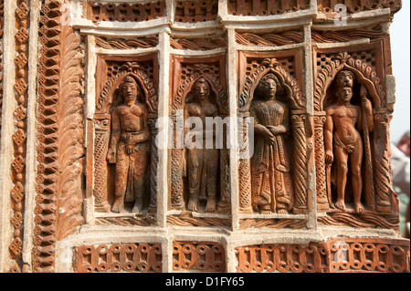 Dettaglio della facciata scolpita del Prataspeswar in terracotta di un tempio, costruito nel 1849, Kalna tempio complesso, West Bengal, India Foto Stock