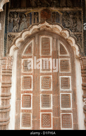 Porta nel XIX secolo Prataspeswar in terracotta di un tempio, costruito nel 1849, nel complesso del tempio, Kalna, West Bengal, India Foto Stock