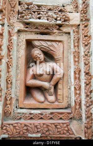 La facciata della terracotta Prataspeswar tempio, costruito nel 1849, nel complesso del tempio, Kalna, West Bengal, India Foto Stock