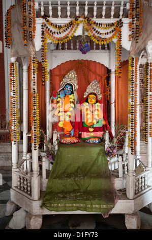 Divinità indù Krishna e la sua consorte Radha nel santuario a Lalji Mandir, Kalna, West Bengal, India, Asia Foto Stock