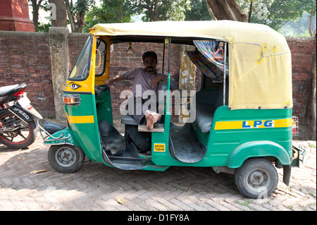 In rickshaw wallah aspettando personalizzato nel suo rickshaw (tuk tuk), Barrackpore, West Bengal, India, Asia Foto Stock