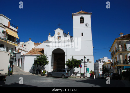 Santiago Apostolo chiesa in piazza della città (Iglesia de Santiago Apostol), Monda, Andalusia, Spagna. Foto Stock