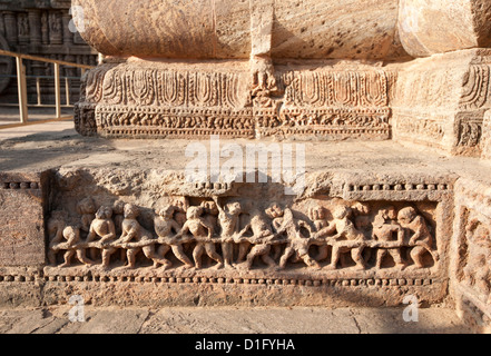 Intaglio di costruttori di templi sulla parete del XIII secolo Konarak Sun tempio, Konarak, Orissa, India, Asia Foto Stock