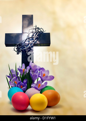 Concetto di uova di pasqua, croce, spine e la molla crocus contro sfondo grunge Foto Stock