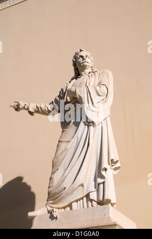 Statua di Rigas Feraios (1757-1798) presso l'Università di Atene, Atene, Grecia Foto Stock