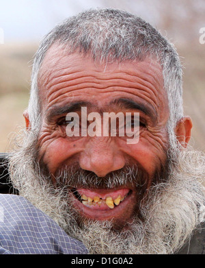 Un afgano locale del villaggio Nawbot sorrisi per un ritratto come noi soldati dell esercito di condurre una pattuglia di routine del suo villaggio, Dicembre 10, 2012 in Puli Khumri, Afghanistan. Foto Stock