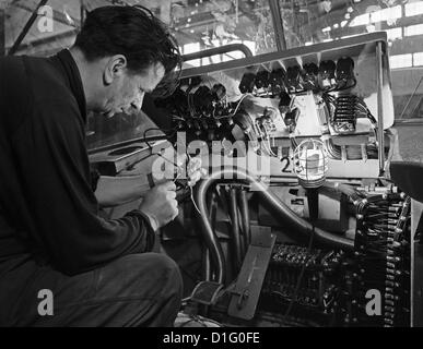 Il Tatra Smichov streetcar operaio di fabbrica durante il montaggio del cruscotto nuovo di zecca T3 tram Praga Cecoslovacchia 1963 CTK Foto Stock