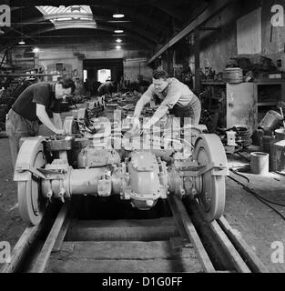 Il Tatra Smichov tram lavoratori in fabbrica durante il montaggio del telaio nuovo T3 tram Praga Cecoslovacchia 1963 CTK foto / Jovan Foto Stock