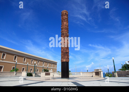 Plaza del Quinto Centenario, Totem pole statua, San Juan Vecchia San Juan, Puerto Rico, West Indies, Caraibi, STATI UNITI D'AMERICA Foto Stock