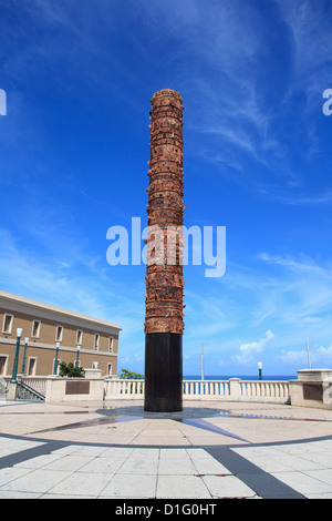 Plaza del Quinto Centenario, Totem pole statua, San Juan Vecchia San Juan, Puerto Rico, West Indies, Caraibi, STATI UNITI D'AMERICA Foto Stock