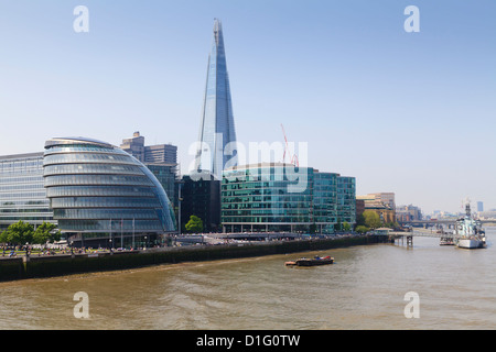 Banca del sud con il Municipio, Shard London Bridge e più edifici di Londra, London, England, Regno Unito, Europa Foto Stock