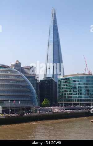 Banca del sud con il Municipio, Shard London Bridge e più edifici di Londra, London, England, Regno Unito, Europa Foto Stock