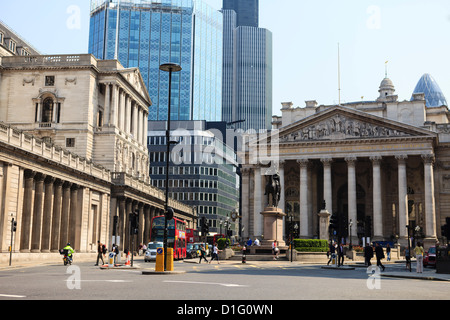 La Banca di Inghilterra e Royal Exchange, Threadneedle Street, City of London, Londra, Inghilterra, Regno Unito, Europa Foto Stock