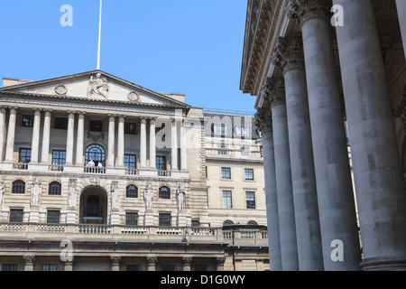 La Banca di Inghilterra e Royal Exchange, Threadneedle Street, City of London, Londra, Inghilterra, Regno Unito, Europa Foto Stock