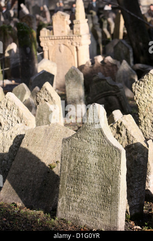 Gli oggetti contrassegnati per la rimozione definitiva nel vecchio cimitero ebraico di Josefov, quartiere ebraico nella città vecchia di Praga, Repubblica Ceca, Europa Foto Stock