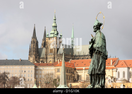 Giovanni di Nepomuk statua sul Ponte Carlo, Sito Patrimonio Mondiale dell'UNESCO, Praga, Repubblica Ceca, Europa Foto Stock
