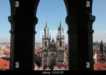La Chiesa di Santa Maria di Týn sulla Piazza della Città Vecchia di Praga, Repubblica Ceca, Europa Foto Stock