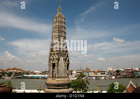 Il Wat Arun tempio (il tempio dell'alba) e il fiume Chao Phraya, Bangkok, Thailandia, Sud-est asiatico, in Asia Foto Stock