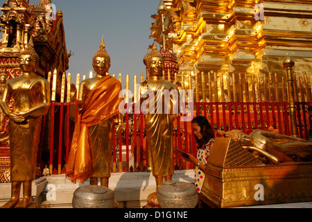 Processione e statue di Buddha nel tempio Doi Suthep, Chiang Mai, Thailandia, Sud-est asiatico, in Asia Foto Stock