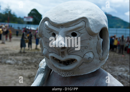 Tribù Mudman celebra il tradizionale cantare cantare nelle Highlands, Papua Nuova Guinea, Pacific Foto Stock