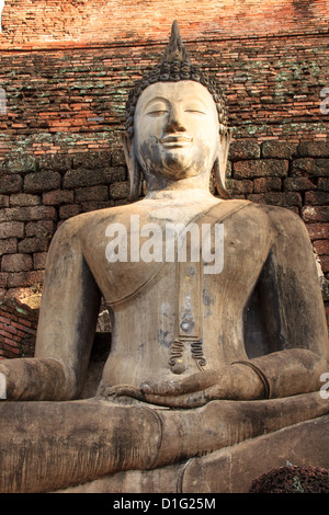 Statua di Buddha nel Wat Mahathat tempio di Sukhothai Historical Park , della Thailandia Foto Stock