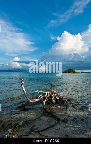 Enormi formazioni di nubi sulla Marovo Lagoon, Isole Salomone, Pacific Foto Stock