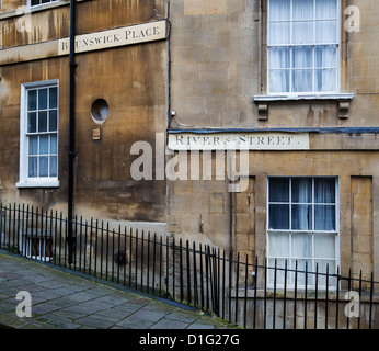 Giunzione di Brunswick luogo e River Street in Bath Regno Unito con caratteristica dipinta indicazioni stradali su eleganti case in stile georgiano Foto Stock