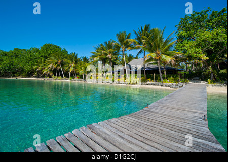 Il molo di legno leadin per un resort di Aore isoletta prima dell'isola di Espiritu Santo, Vanuatu, South Pacific Pacific Foto Stock