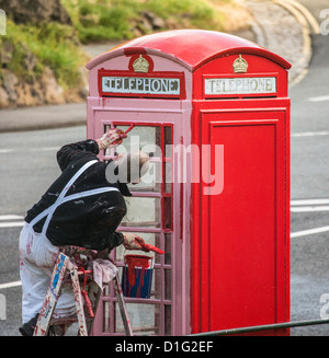 Verniciatura di un British elencati K6 nella casella Telefono in Clifton Bristol REGNO UNITO Foto Stock